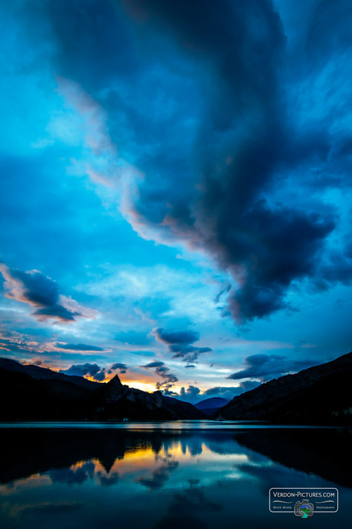 photo coucher de soleil sur le lac de catillon Verdon